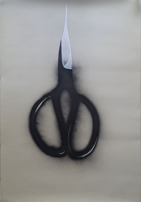peinture représentant une paire de ciseaux sur une feuille de papier blanc