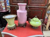 trois vases posés sur une table rouge