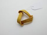 Gros plan sur une bague en or portant une étiquette