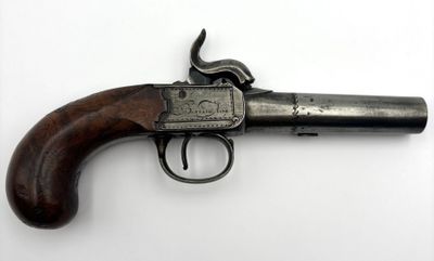 Fort pistolet à coffre et à percussion signé sur le flanc du…