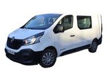 la camionnette blanche est garée sur le côté de la route
