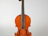 un vieux violon posé sur un chevalet, sur fond blanc