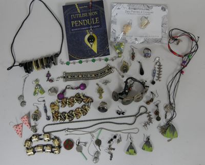 Colliers, bracelets, boucles d'oreilles en métal et coquilla…