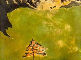 une image représentant un tableau où l'on voit un arbre solitaire devant une chaîne de montagnes