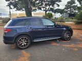un SUV Mercedes bleu garé sur un parking