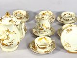 un service à thé et à café en porcelaine de cinq pièces posé sur la table