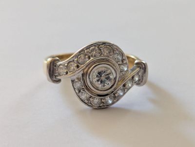 une image d'une bague en diamant sur une surface blanche
