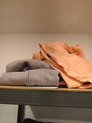 une étagère sur laquelle sont posés tout un tas de vêtements