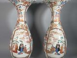 paire de vases chinois ornés de scènes orientales sur fond gris