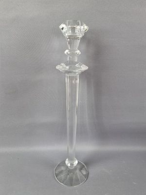 un bougeoir en verre transparent sur fond gris