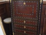 une grande commode dans un coin de la pièce
