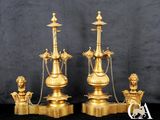 paire de bougeoirs anciens en laiton, ornés de têtes de lion et de chaînes