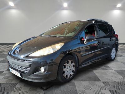 la voiture grise est garée dans le garage sur le sol en damier