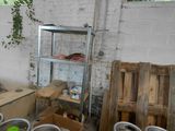 many kegs that are sitting in a room