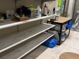 une étagère vide au milieu d'une pièce