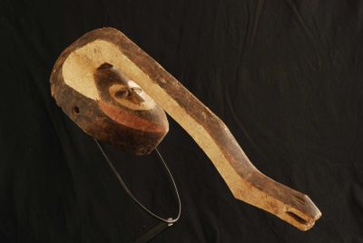 une image représentant une sculpture en bois représentant une tête d'homme
