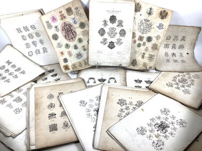 beaucoup de vieux livres posés sur une table