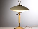 un gros plan d'une lampe de table posée sur une surface blanche