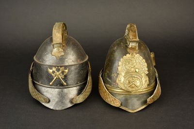 deux casques posés côte à côte sur une surface noire