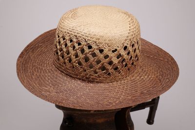 un chapeau de paille posé sur un support