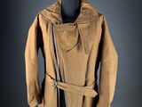 un manteau marron avec une capuche et une ceinture, présenté sur un mannequin