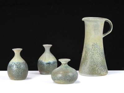 VIREBENT. Réunion d'un pichet et de trois vases en porcelain…