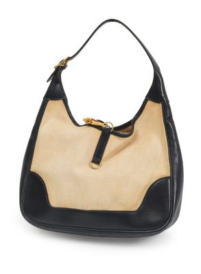 un gros plan d'un sac à main noir et beige sur fond blanc