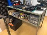 une image d'un établi avec beaucoup d'outils dessus