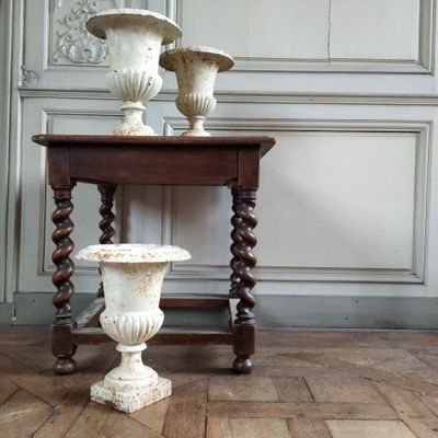 Trois vases de forme Médicis en fonte de fer peinte blanc, X… - Photo 1