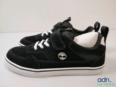 gros plan d'une paire de chaussures sur une surface blanche