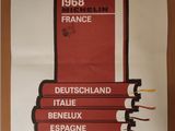 affiche représentant un camion rouge sur lequel est empilée une pile de livres