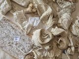 un tas de tissu au crochet sur un lit