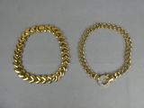 deux paires de bracelets en or et un bracelet orné d'un pendentif en forme de cœur