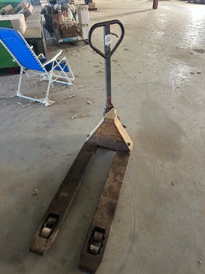 a pallet that is sitting in a garage