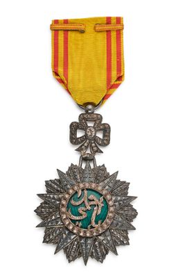 gros plan d'une médaille sur fond blanc