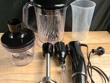 un mixeur posé sur une table à côté d'un autre mixeur
