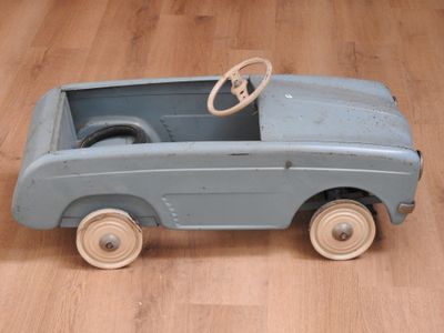 une petite voiture posée sur un parquet