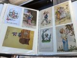 une pile de cartes dans une valise posée par terre