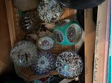 une pile de livres et une tasse de café sur un bureau