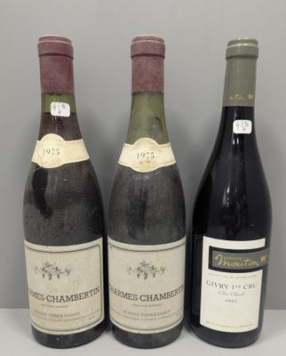 trois bouteilles de vin sont alignées sur une table
