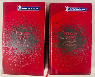 deux livres rouges posés l'un sur l'autre sur une table