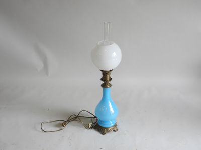 une lampe bleue et blanche surmontée d'un abat-jour en verre