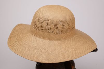 un gros plan sur un chapeau posé sur un mannequin, un mannequin, un mannequin, un mannequin, un mannequin, un mannequin, un mannequin, un mannequin