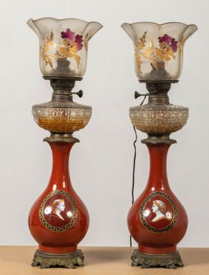 deux vases rouges posés sur une table en bois