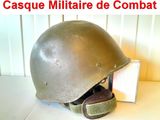 un casque posé sur une table à côté d'un livre