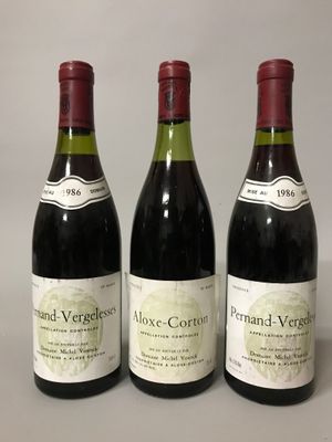 trois bouteilles de vin posées sur une table l'une à côté de l'autre