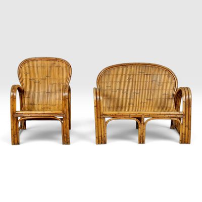 paire de chaises longues en rotin avec accoudoirs et repose-pieds