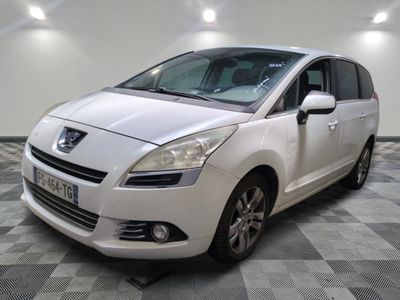 la photo d'une voiture blanche garée dans un garage