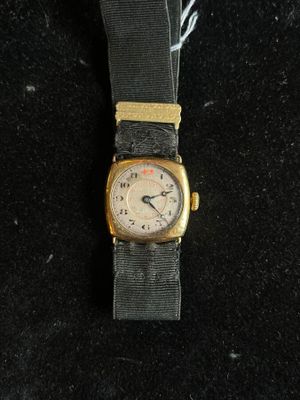 Montre de femme, boitier carré en or jaune 18 k (750 millièm…