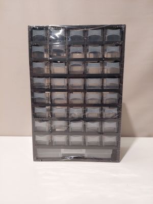 une photo d'une boîte transparente comportant de nombreux compartiments